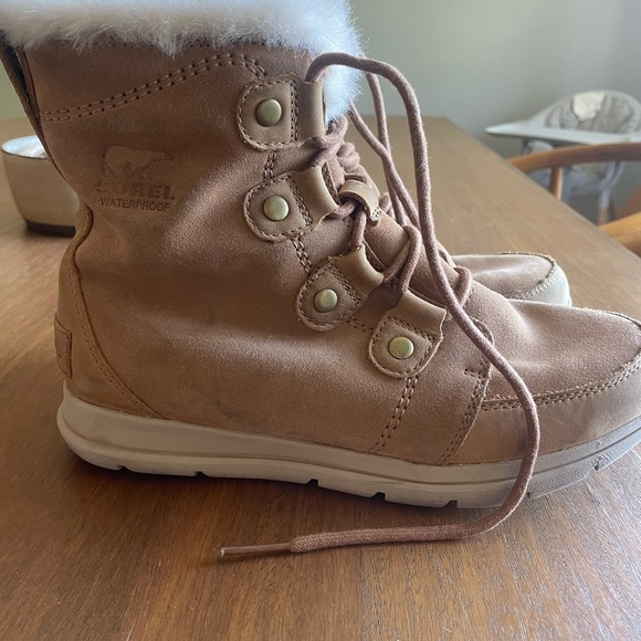 Sorel Tan Winter Boots with White Fur Trim - Picture 3 of 8